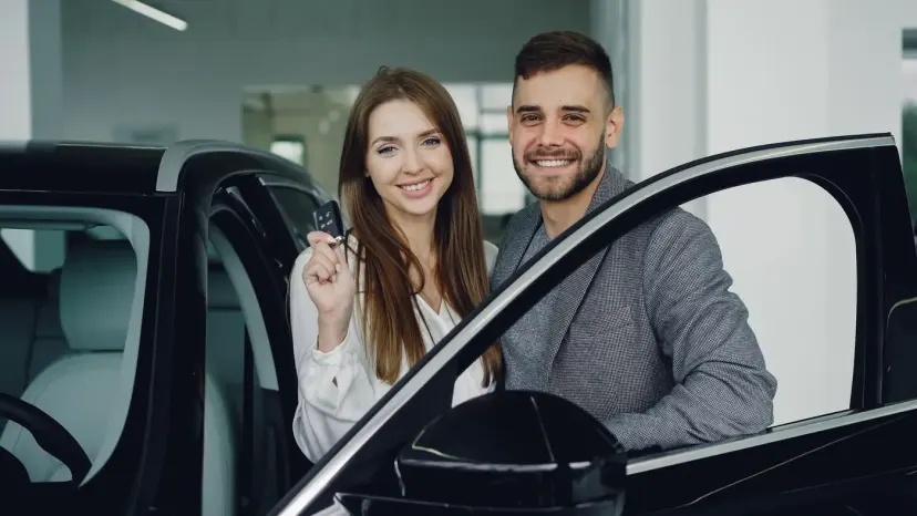 Pareja recogiendo las llaves de su coche