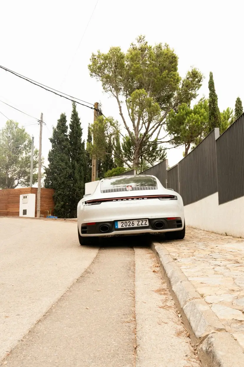 El Porsche del ejemplo con matrícula española en una calle mediterránea
