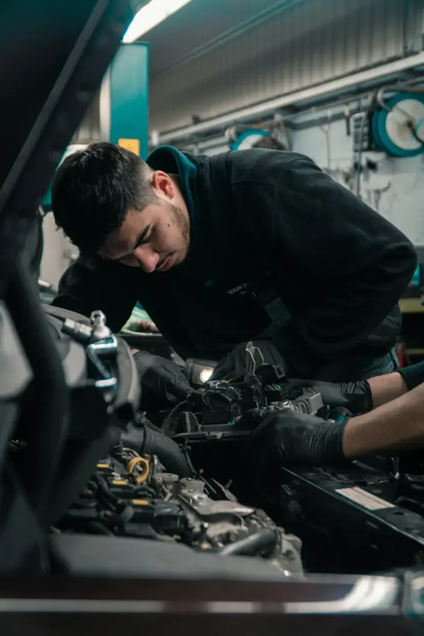 Coche revisado en un taller